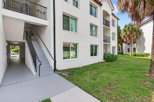 $299,995 | 1202 Villa Circle, Boynton Beach, FL 33435