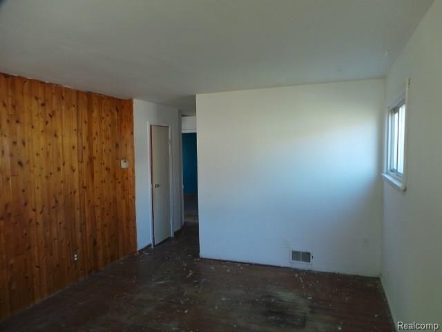 22335 Wick Road Taylor, MI 48180 - Photo 20 of 22 261-728730 Living Rm (2).jpg