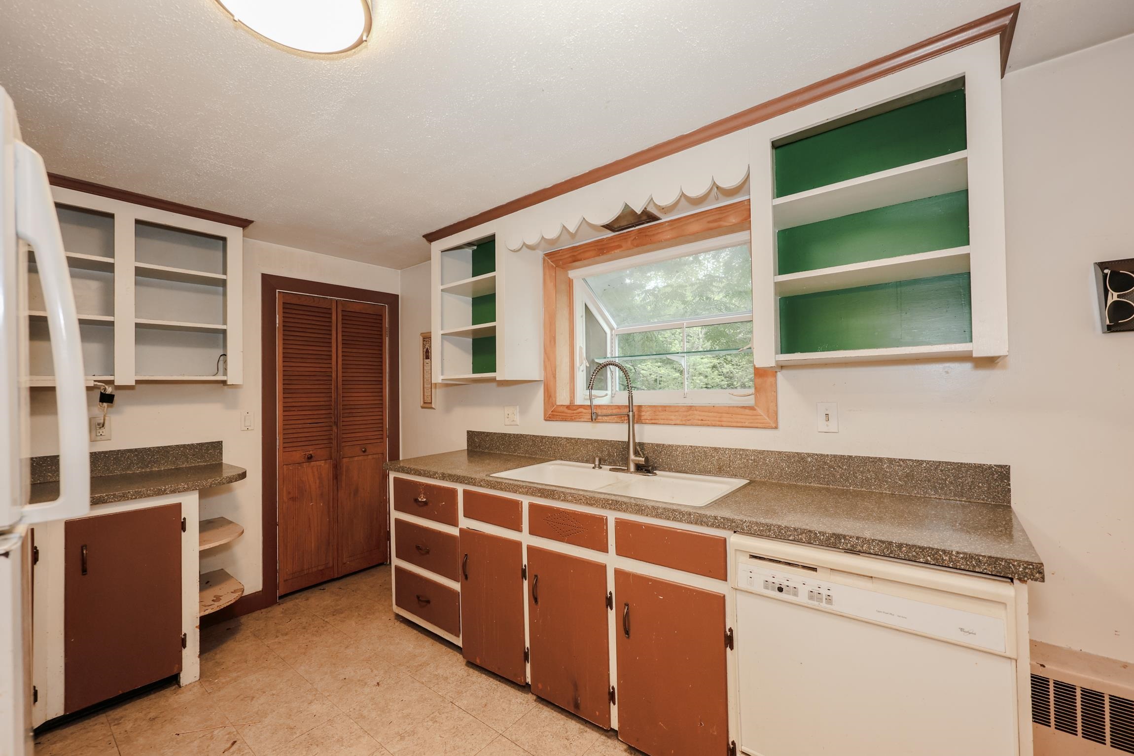 755 Mammoth Road Manchester, NH 03104 - Photo 6 of 28