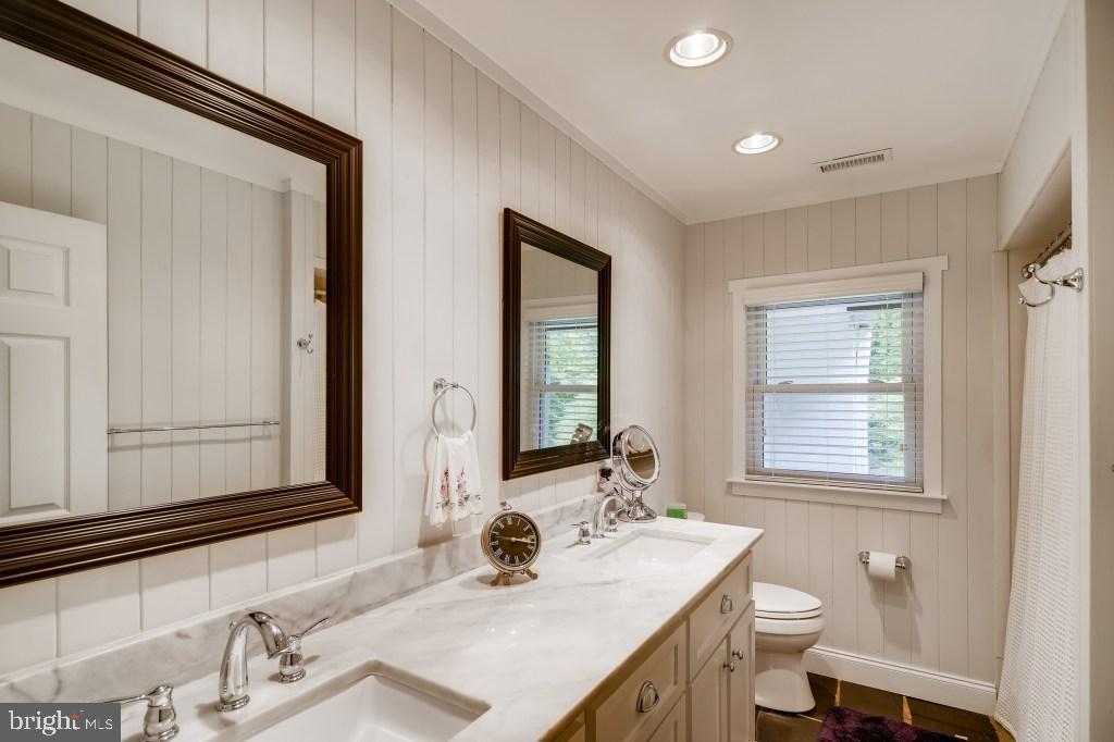 13605 Bardon Road Phoenix, MD 21131 - Photo 19 of 37 Main level full bath with double sinks