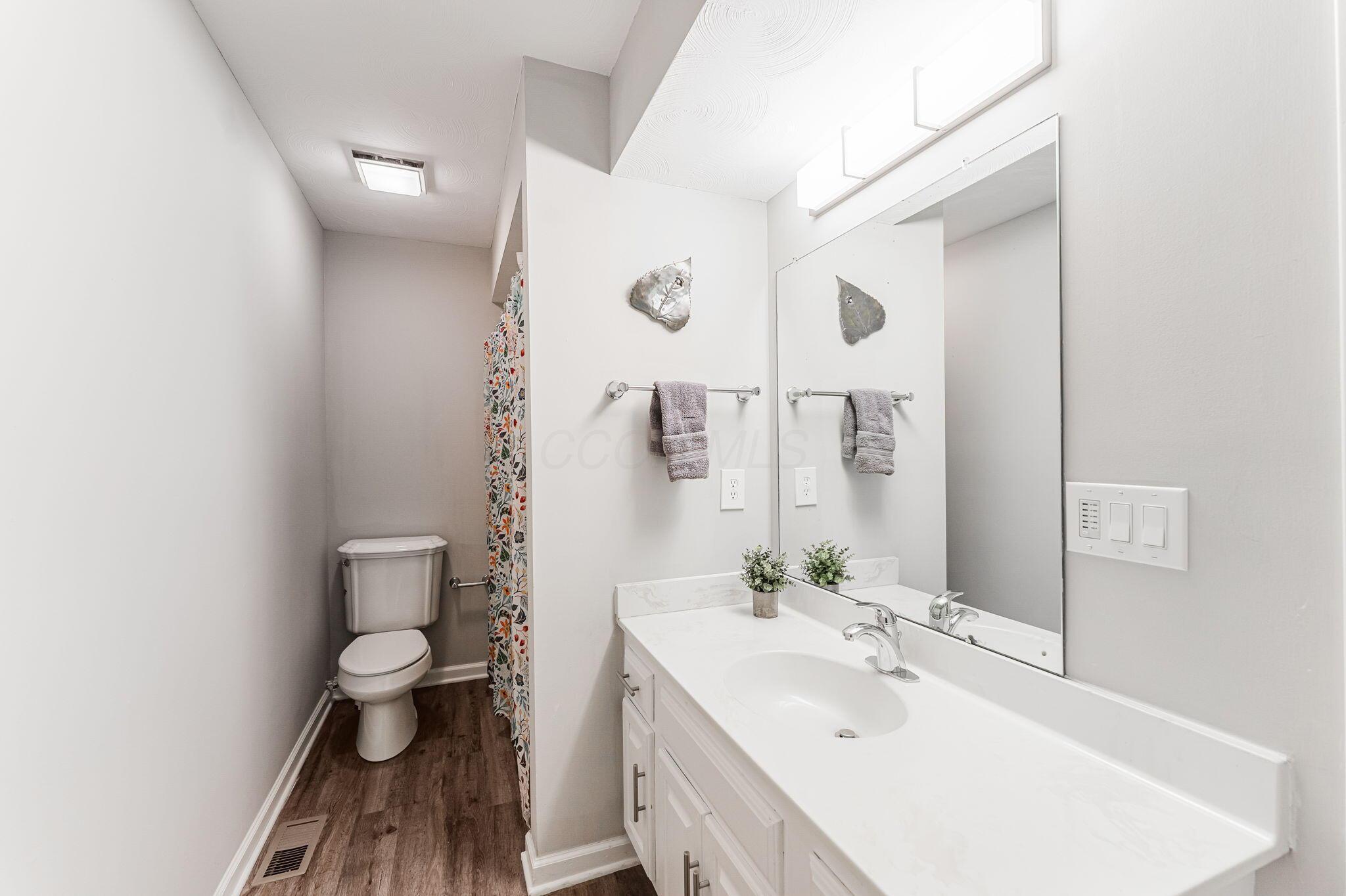 1015 Pine View Road Westerville, OH 43081 - Photo 32 of 44 Shared Bath