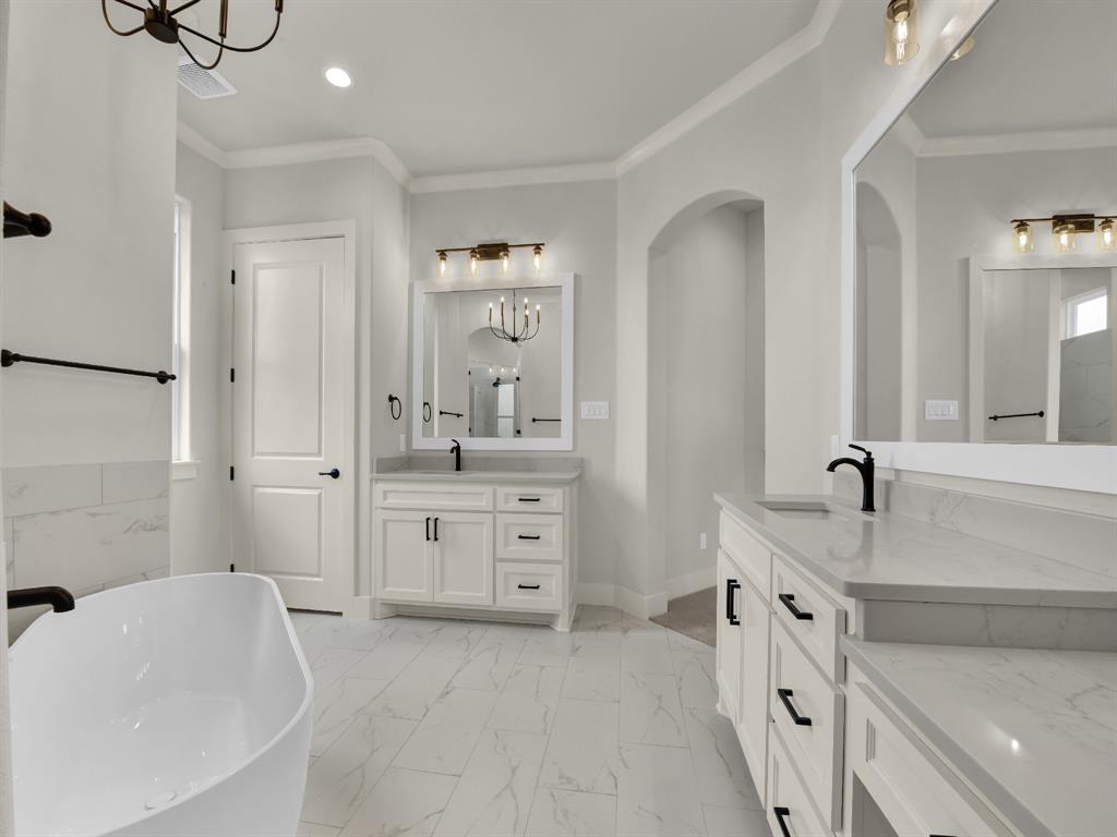 313 Wrangler Court Weatherford, TX 76088 - Photo 35 of 40 a spacious bathroom with a tub sink and mirror