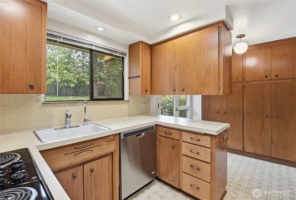 $3,800 | 16020 Lake Hills Boulevard, Bellevue, WA 98008