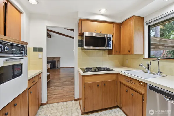 $3,800 | 16020 Lake Hills Boulevard, Bellevue, WA 98008