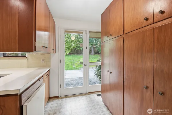 $3,800 | 16020 Lake Hills Boulevard, Bellevue, WA 98008