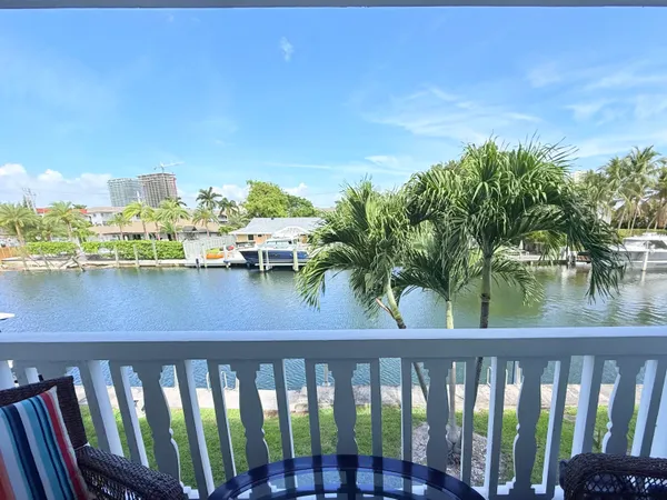 $2,000 | 470 Paradise Isle Boulevard, Unit 204, Hallandale Beach, FL 33009