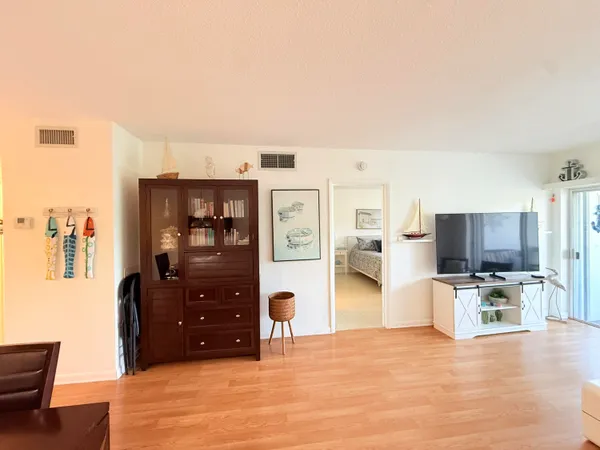 $2,000 | 470 Paradise Isle Boulevard, Unit 204, Hallandale Beach, FL 33009