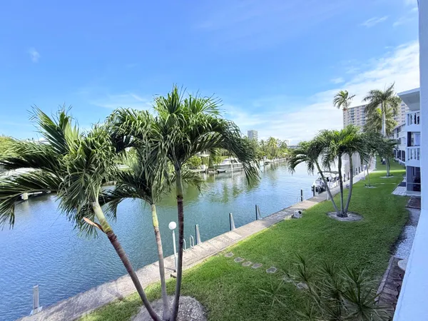 $2,000 | 470 Paradise Isle Boulevard, Unit 204, Hallandale Beach, FL 33009
