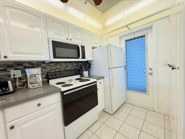 $2,000 | 470 Paradise Isle Boulevard, Unit 204, Hallandale Beach, FL 33009