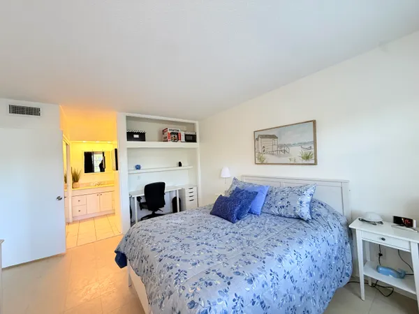 $2,000 | 470 Paradise Isle Boulevard, Unit 204, Hallandale Beach, FL 33009