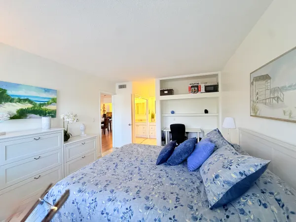 $2,000 | 470 Paradise Isle Boulevard, Unit 204, Hallandale Beach, FL 33009