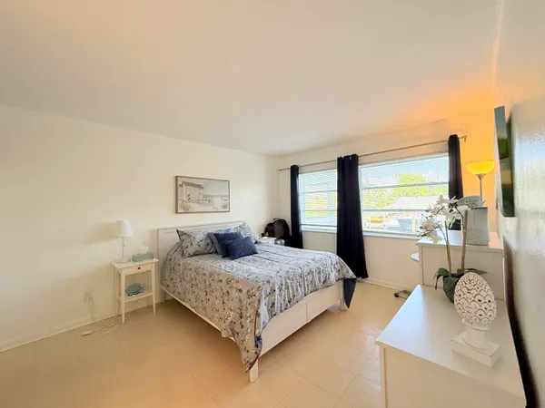 $2,000 | 470 Paradise Isle Boulevard, Unit 204, Hallandale Beach, FL 33009