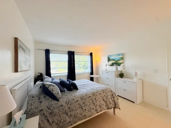 $2,000 | 470 Paradise Isle Boulevard, Unit 204, Hallandale Beach, FL 33009