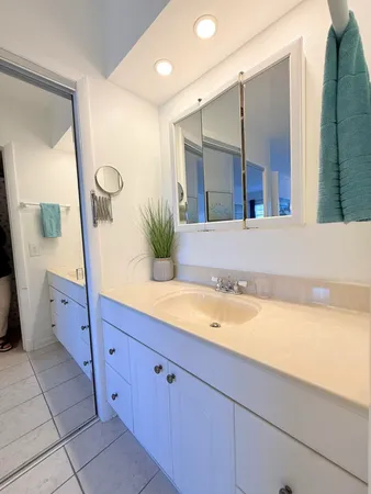 $2,000 | 470 Paradise Isle Boulevard, Unit 204, Hallandale Beach, FL 33009