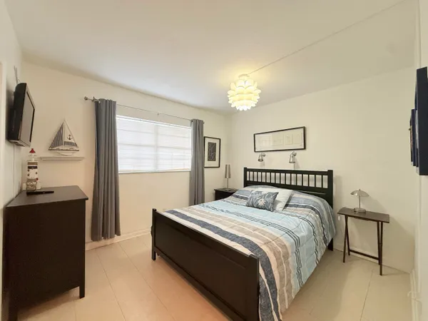 $2,000 | 470 Paradise Isle Boulevard, Unit 204, Hallandale Beach, FL 33009