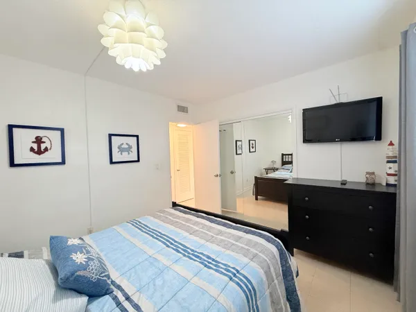 $2,000 | 470 Paradise Isle Boulevard, Unit 204, Hallandale Beach, FL 33009