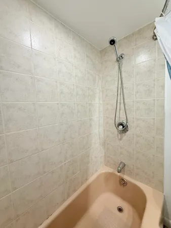 $2,000 | 470 Paradise Isle Boulevard, Unit 204, Hallandale Beach, FL 33009