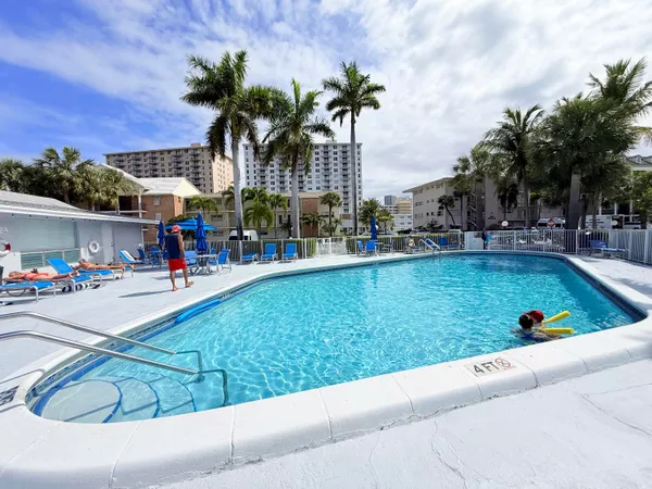 $2,000 | 470 Paradise Isle Boulevard, Unit 204, Hallandale Beach, FL 33009