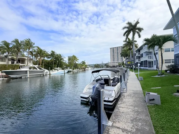 $2,000 | 470 Paradise Isle Boulevard, Unit 204, Hallandale Beach, FL 33009
