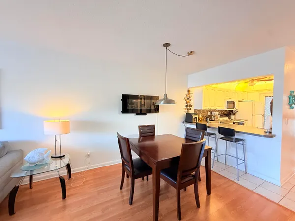 $2,000 | 470 Paradise Isle Boulevard, Unit 204, Hallandale Beach, FL 33009