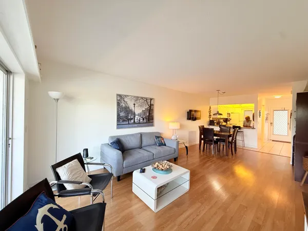 $2,000 | 470 Paradise Isle Boulevard, Unit 204, Hallandale Beach, FL 33009