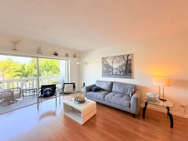 $2,000 | 470 Paradise Isle Boulevard, Unit 204, Hallandale Beach, FL 33009