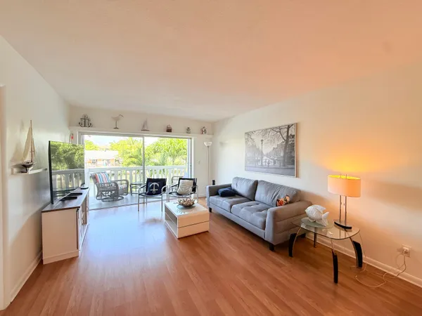 $2,000 | 470 Paradise Isle Boulevard, Unit 204, Hallandale Beach, FL 33009