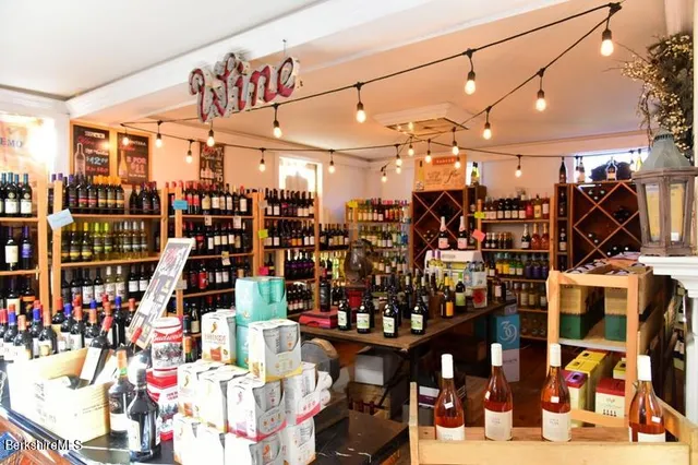 $3,200 | 139 Main Street, Sheffield, MA 01257