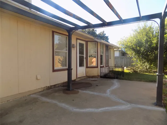 a view of a house with porch and garden