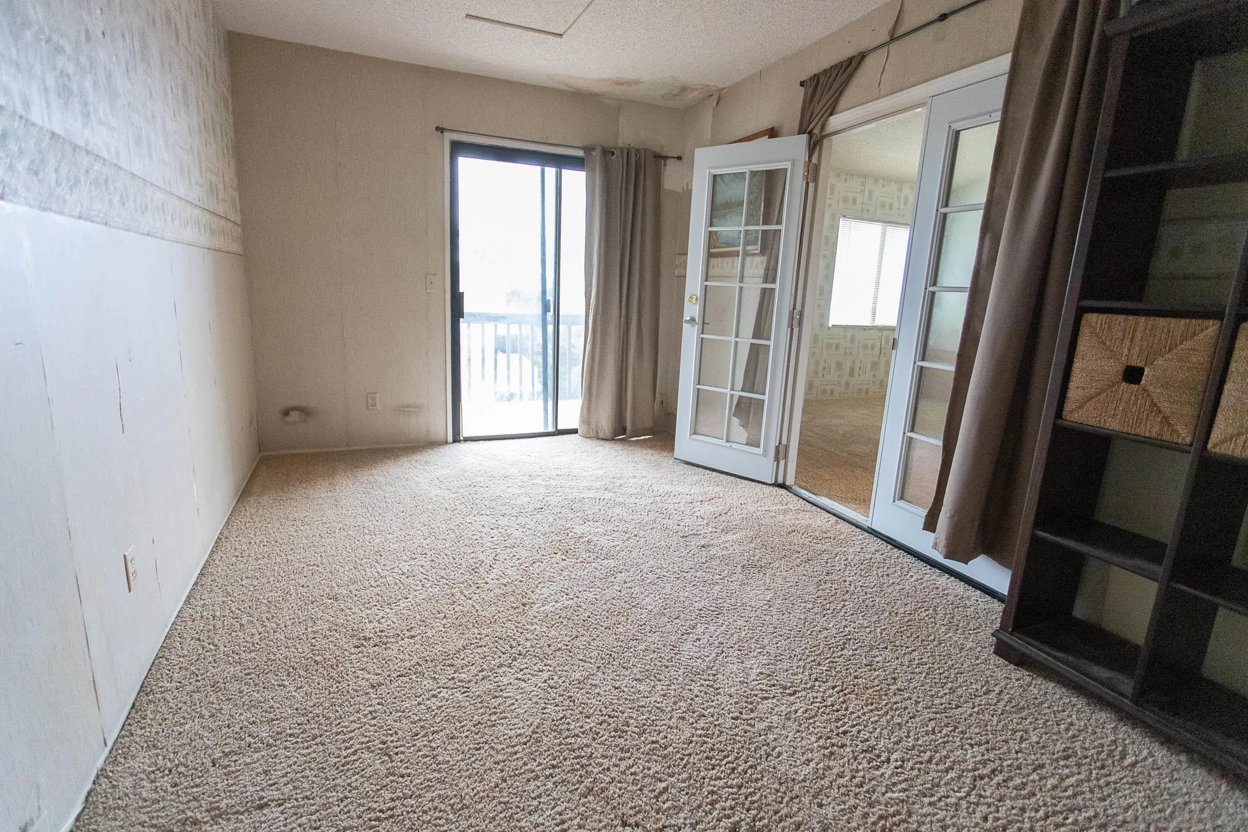 9802 Eucalyptus Street Spring Valley, CA 91977 - Photo 26 of 40 an empty room with windows