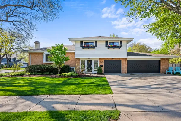 $635,000 | 527 Cumnor Court, Deerfield, IL 60015