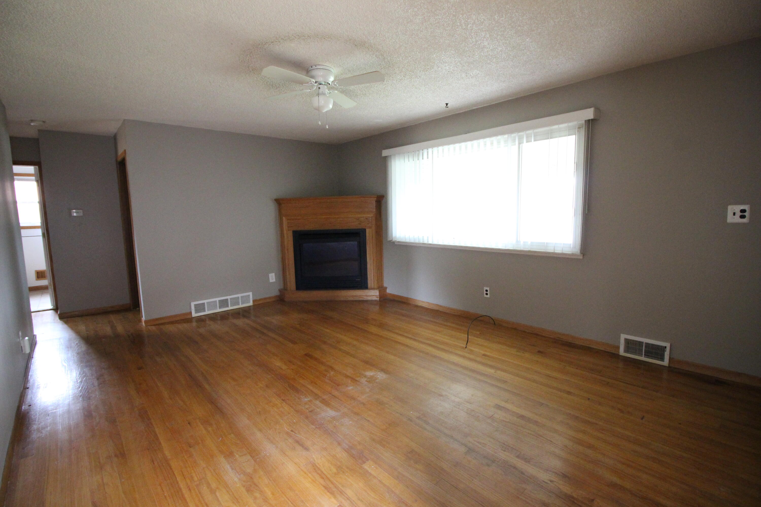 25652 Chernick Street Taylor, MI 48180 - Photo 5 of 16 IMG_8542