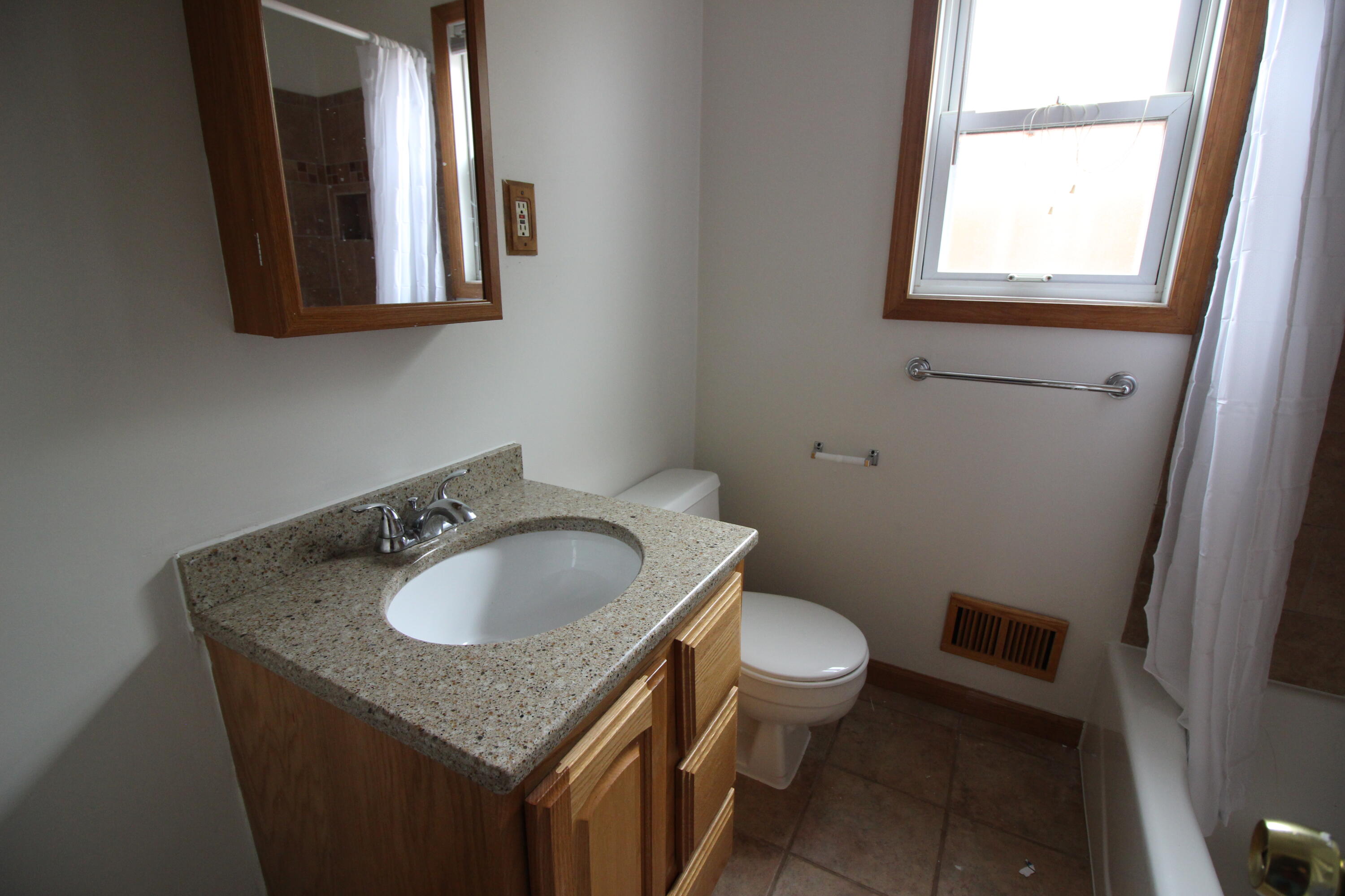 25652 Chernick Street Taylor, MI 48180 - Photo 8 of 16 IMG_8545