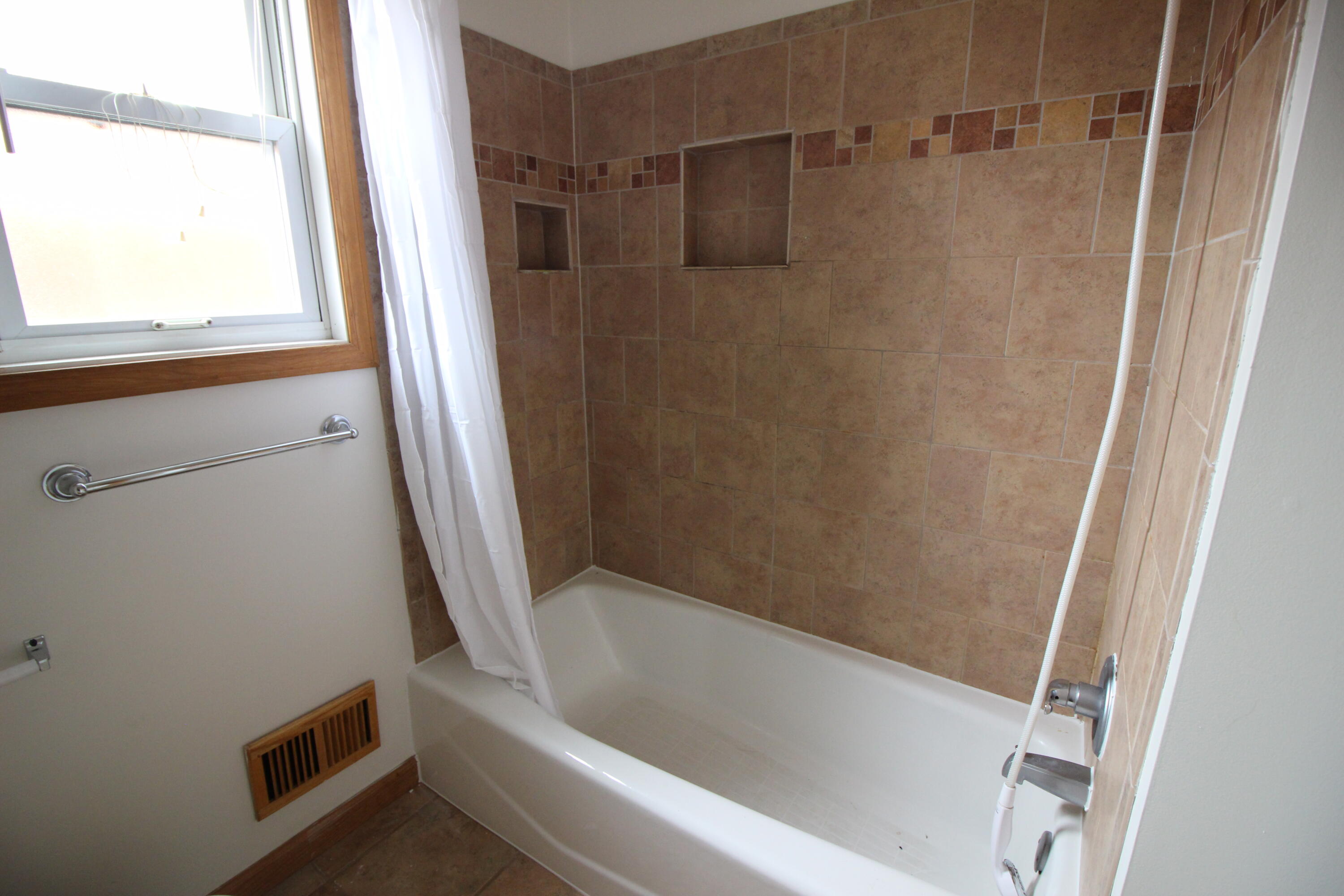 25652 Chernick Street Taylor, MI 48180 - Photo 9 of 16 IMG_8546