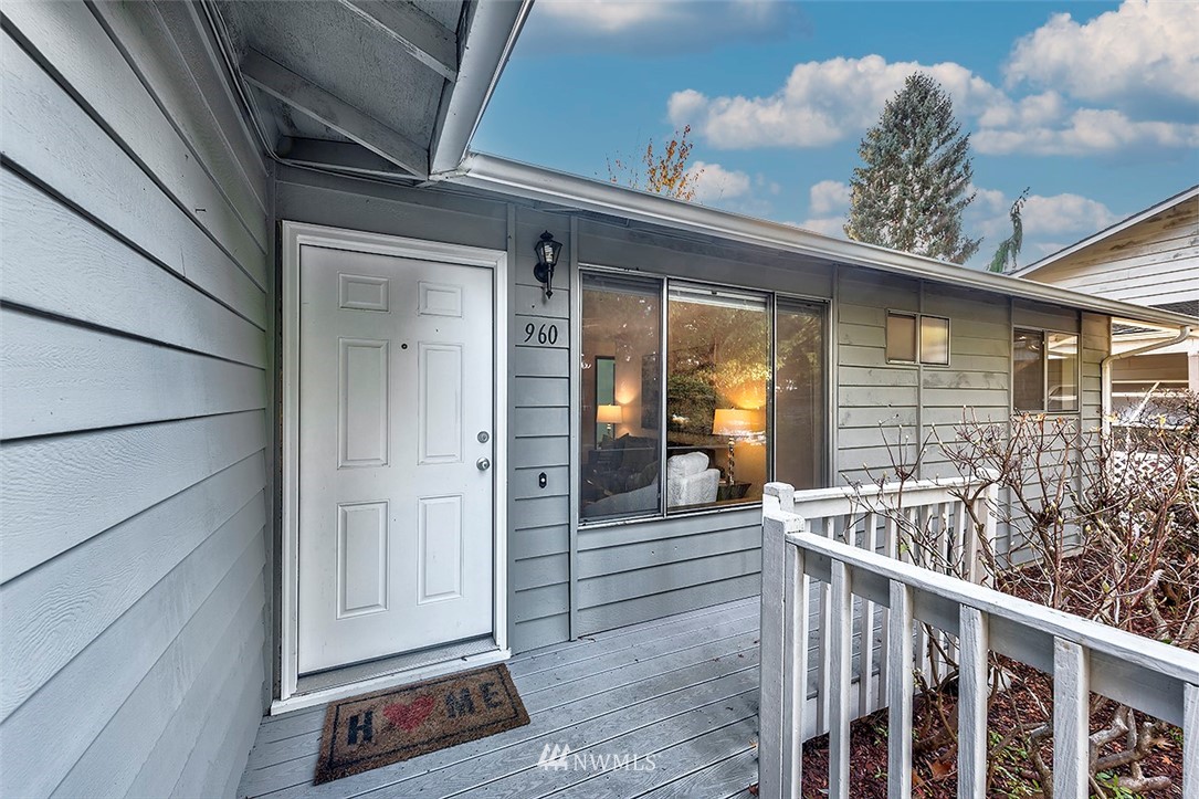 960 Cedar Street Edmonds, WA 98020 - Photo 2 of 23