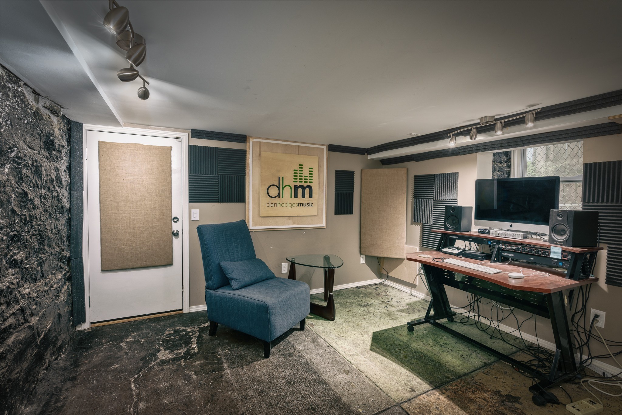 1025 Villa Place Nashville, TN 37212 - Photo 27 of 37 a living room with furniture and a flat screen tv