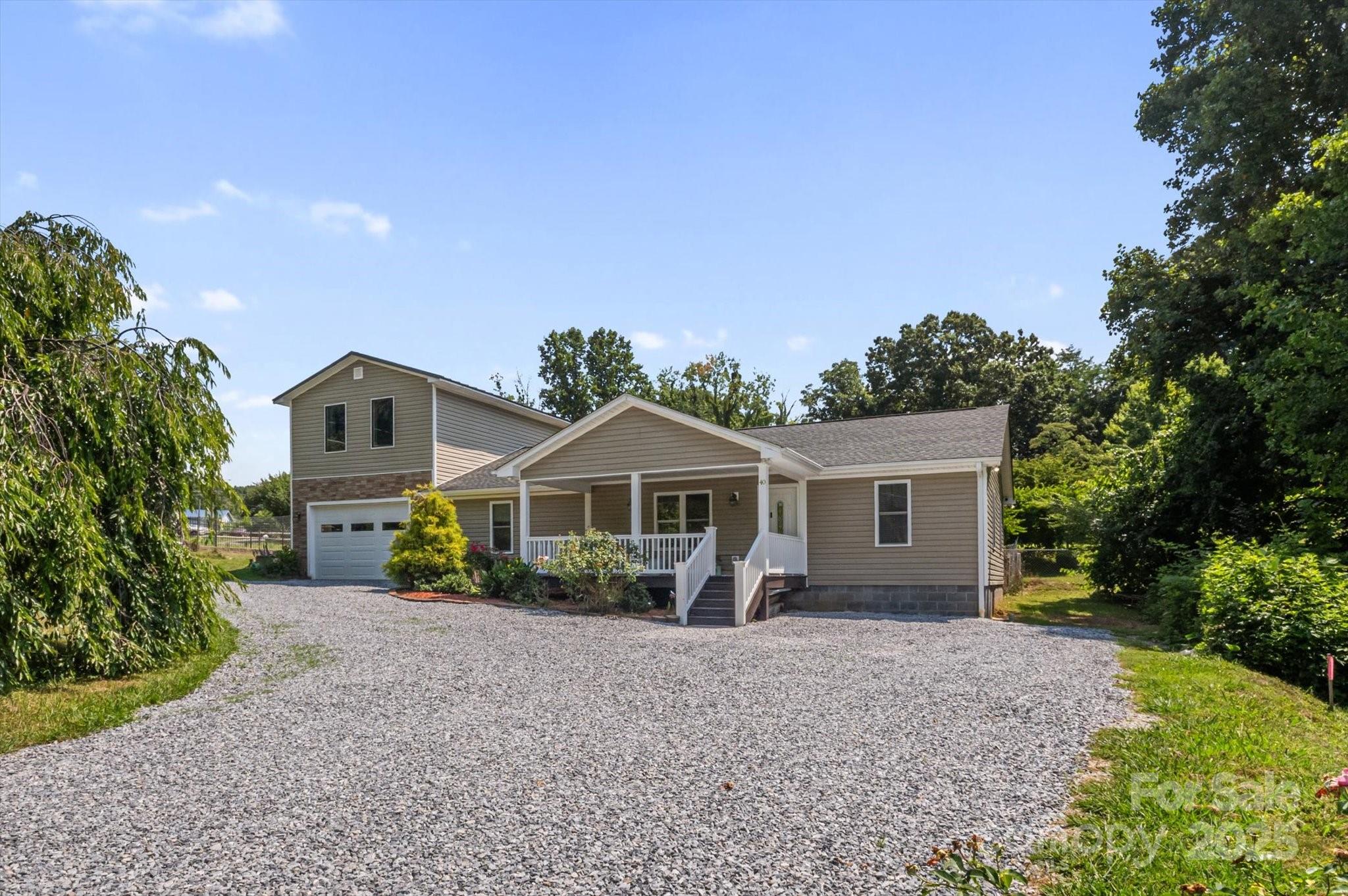 40 Alabama Avenue Marion, NC 28752 - Photo 2 of 38 a front view of a house with a garden
