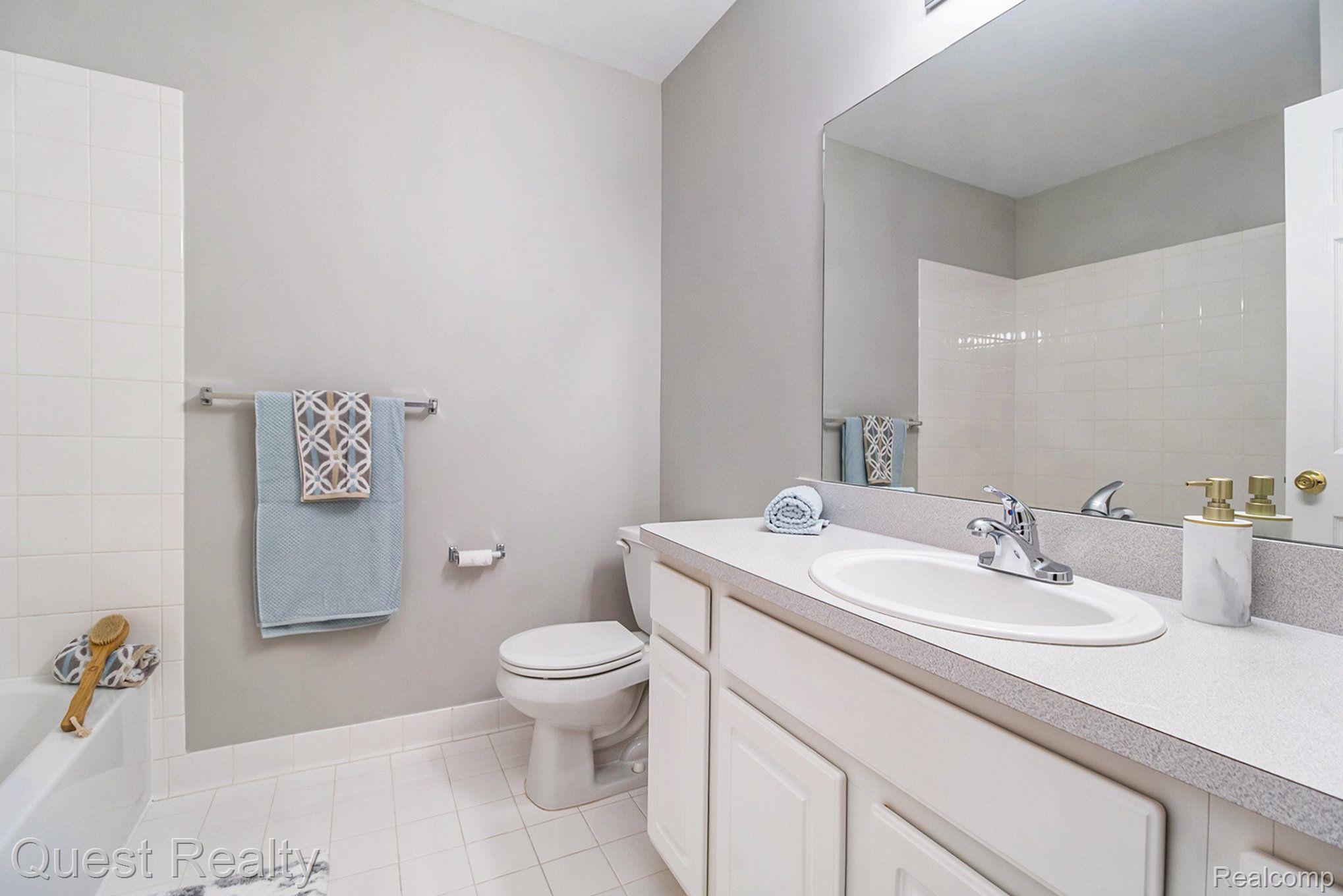 1895 Flagstone Circle Rochester, MI 48307 - Photo 17 of 30 Gallery Image 17