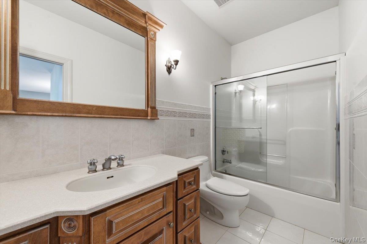 441 South Country Road East Patchogue, NY 11772 - Photo 25 of 45