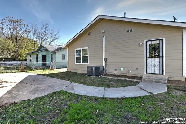 a view of a yard in front of house