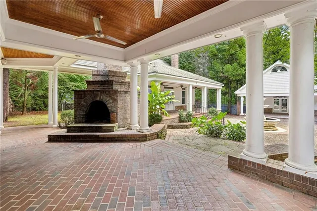 a view of a yard in front of a house with large tree