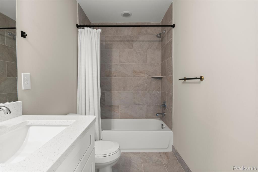 2913 East Square Lake Road Troy, MI 48085 - Photo 23 of 40