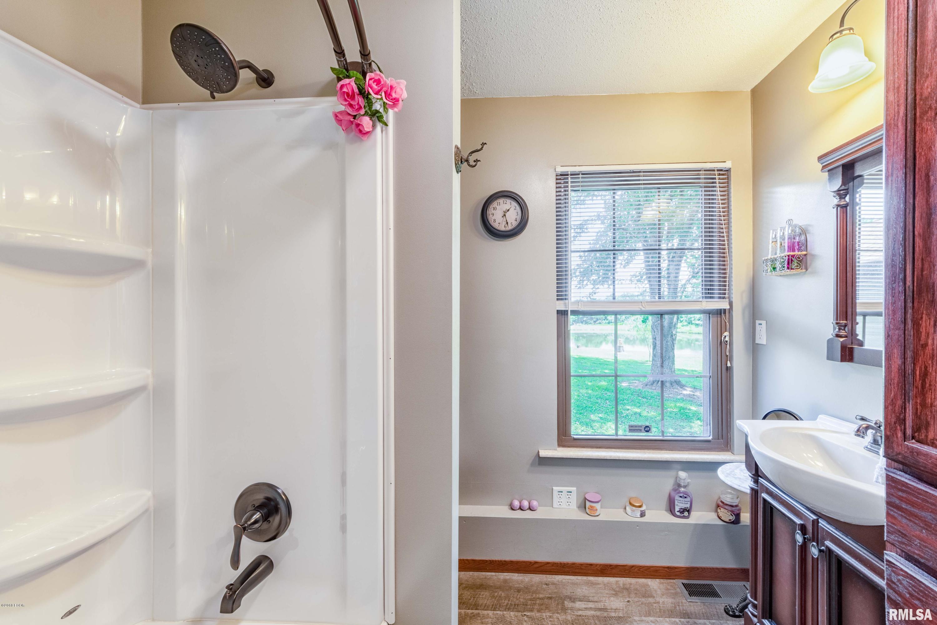 13206 Cruse Road Carterville, IL 62918 - Photo 14 of 36 Gallery Image 14