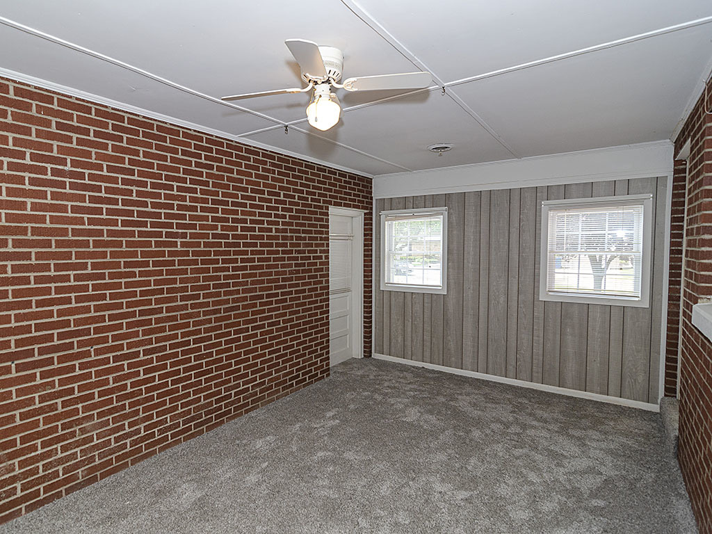 909 South Longview Road Monticello, IL 61856 - Photo 11 of 36 Gallery Image 11