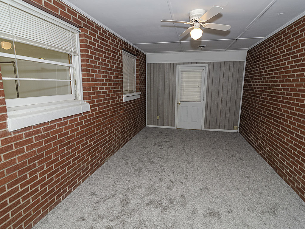 909 South Longview Road Monticello, IL 61856 - Photo 12 of 36 Gallery Image 12