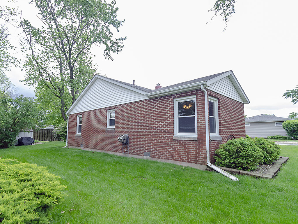909 South Longview Road Monticello, IL 61856 - Photo 33 of 36 Gallery Image 33