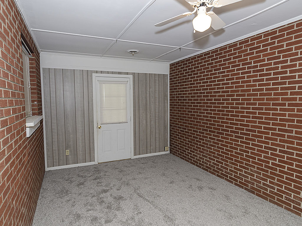 909 South Longview Road Monticello, IL 61856 - Photo 10 of 36 Gallery Image 10