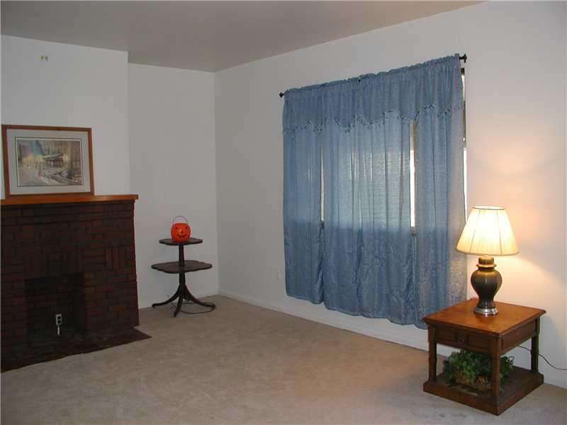 414 Broad City Of But Butler, PA 16001 - Photo 2 of 22 Living Room.