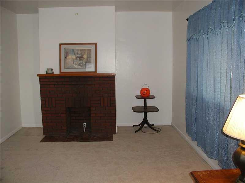414 Broad City Of But Butler, PA 16001 - Photo 3 of 22 Living Room.