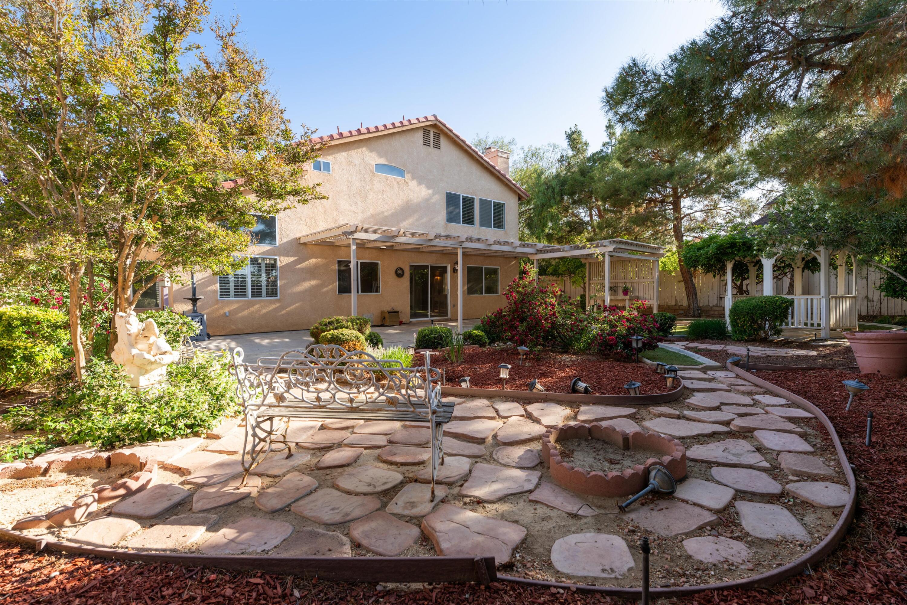 3229 Quarry Road Palmdale, CA 93550 - Photo 4 of 32 a view of a house with backyard